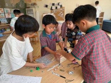 Children collaborating with reusable materials