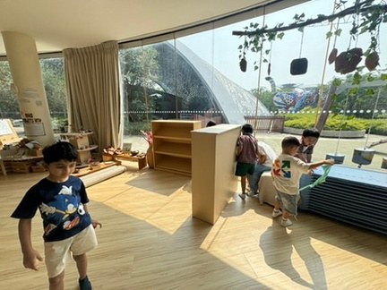 Children moving classroom furniture according to their floor plan